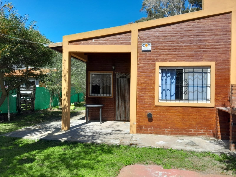 Casa 4 personas - Equipada con internet wifi, tv por cable, gas natural. - Cabaña en San Clemente