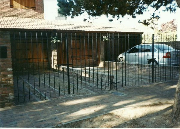 3 Ambientes con Entrada de Auto - Rejas al Frente - A ½ cuadra de Av. Tucuman - a 7 cuadras del mar - Dúplex/Tríplex en San Bernardo