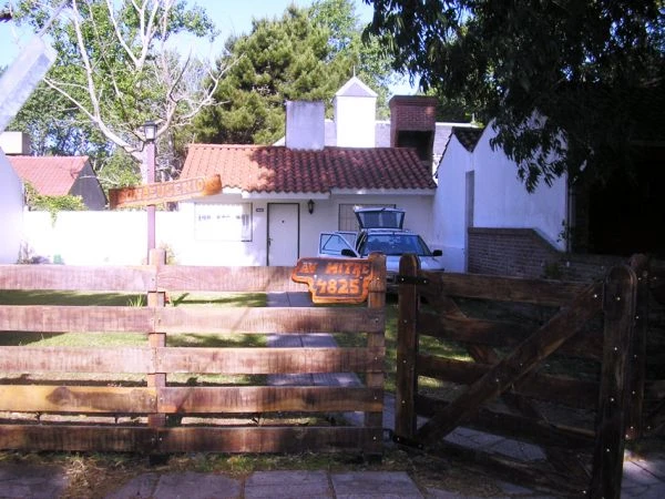 2½ Ambientes - Entrada de Auto - Amplio Terreno - A 5 cuadras de la playa - a 2 cuadras de la terminal de omnibus - Casa/Chalet en La Lucila del Mar