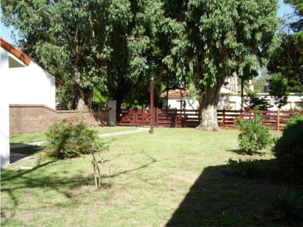 2½ Ambientes - Entrada de Auto - Amplio Terreno - A 5 cuadras de la playa - a 2 cuadras de la terminal de omnibus - Casa/Chalet en La Lucila del Mar