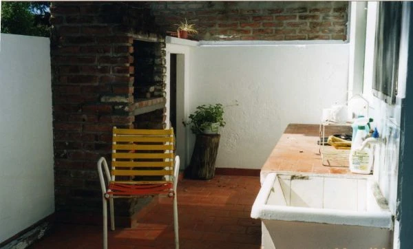 2½ Ambientes - Entrada de Auto - Amplio Terreno - A 5 cuadras de la playa - a 2 cuadras de la terminal de omnibus - Casa/Chalet en La Lucila del Mar