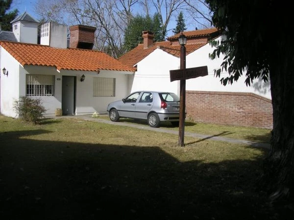 2½ Ambientes - Entrada de Auto - Amplio Terreno - A 5 cuadras de la playa - a 2 cuadras de la terminal de omnibus - Casa/Chalet en La Lucila del Mar