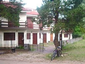 3 Ambientes - Zona Muy Tranquila y Arbolada con Pinos - Frente a la plaza - médanos y vegetación - Dúplex/Tríplex en San Bernardo