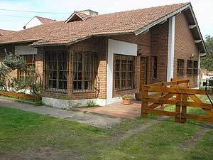 Excelente Chalet - 5 Ambientes - Pileta de Natación - Entrada para 2 Autos - Todo equipado - Barrio Residencial - Casa/Chalet en San Bernardo