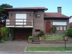 4 Ambientes Muy Amplios - Garage Cerrado para 2 Autos - Barrio San Rafael - A 3 cuadras del mar - a 4 cuadras de Av. Libertador - Casa/Chalet en Mar de Ajó