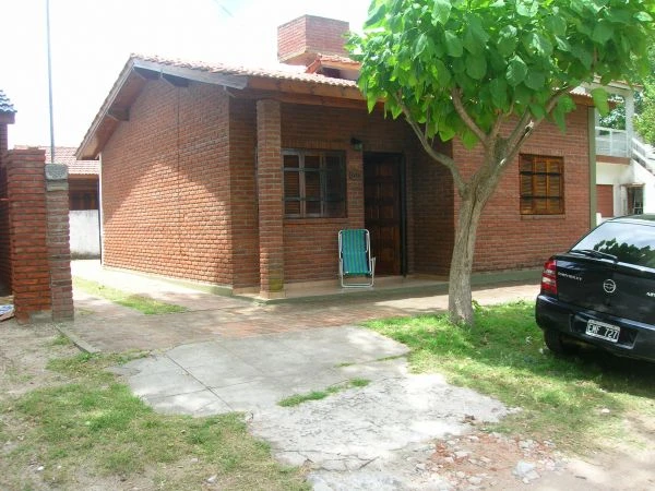 3 Ambientes - Impecable Estado - Zona muy Tranquila - a 4 cuadras del mar - a 2 cuadras de la plaza - a 3 cuadras de la terminal de ómnibus - Casa/Chalet en La Lucila del Mar