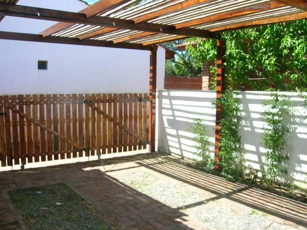 3 Ambientes - Impecable Estado - Zona muy Tranquila - a 4 cuadras del mar - a 2 cuadras de la plaza - a 3 cuadras de la terminal de ómnibus - Casa/Chalet en La Lucila del Mar