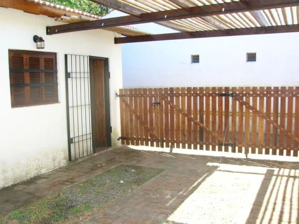 3 Ambientes - Impecable Estado - Zona muy Tranquila - a 4 cuadras del mar - a 2 cuadras de la plaza - a 3 cuadras de la terminal de ómnibus - Casa/Chalet en La Lucila del Mar