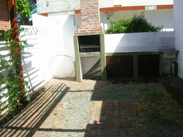 3 Ambientes - Impecable Estado - Zona muy Tranquila - a 4 cuadras del mar - a 2 cuadras de la plaza - a 3 cuadras de la terminal de ómnibus - Casa/Chalet en La Lucila del Mar