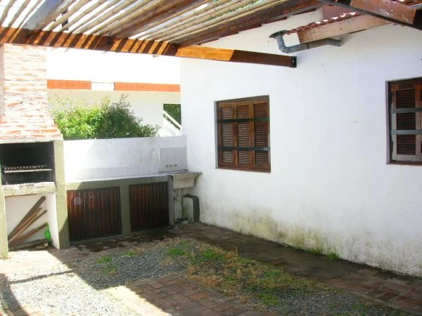 3 Ambientes - Impecable Estado - Zona muy Tranquila - a 4 cuadras del mar - a 2 cuadras de la plaza - a 3 cuadras de la terminal de ómnibus - Casa/Chalet en La Lucila del Mar