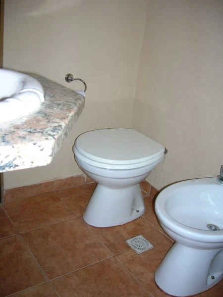3 Ambientes - Impecable Estado - Zona muy Tranquila - a 4 cuadras del mar - a 2 cuadras de la plaza - a 3 cuadras de la terminal de ómnibus - Casa/Chalet en La Lucila del Mar