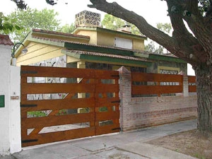 4 Ambientes Muy Comodos - Entrada de Auto - Zona Muy Tranquila - A 4 cuadras del mar - a 8 cuadras del centro de La Lucila del Mar - Casa/Chalet en Costa Azul