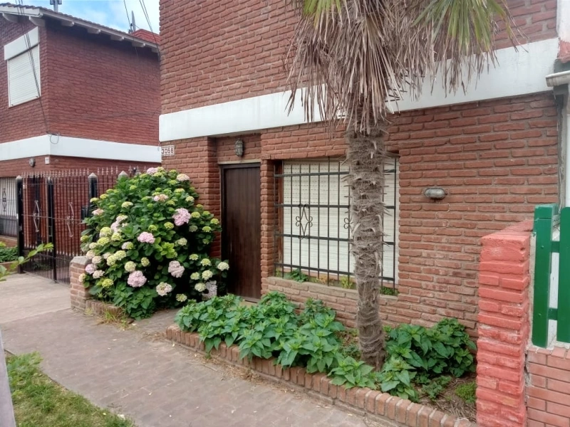 3 Ambientes con Cochera - Zona Muy Tranquila - A 1 cuadra de Av. San Bernardo - a 6 cuadras del mar - Dúplex/Tríplex en San Bernardo