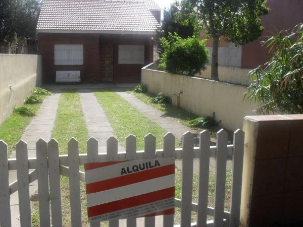 4 Ambientes - Entrada de Auto - Excelente Estado - A 5 cuadras del mar a 4 cuadras del centro - Casa/Chalet en La Lucila del Mar