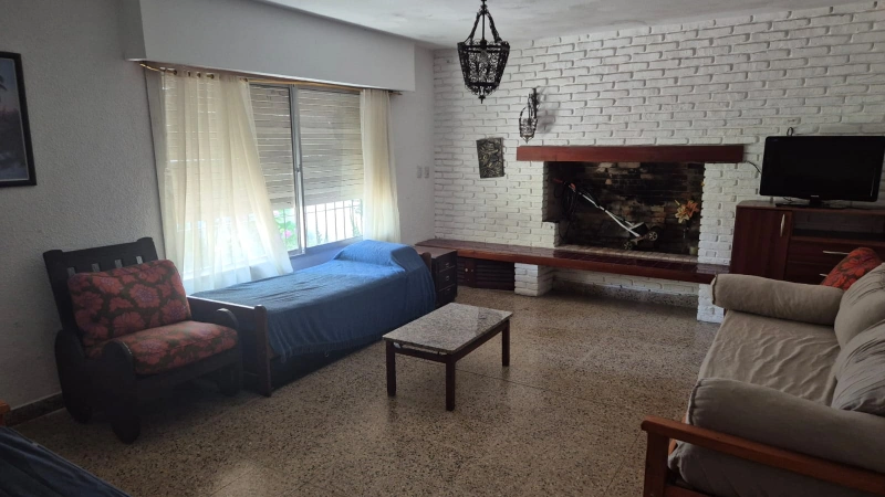 5 Ambientes con Cochera Descubierta para 2 Autos - Excelente Estado - A 3 cuadras de la playa - Casa/Chalet en San Bernardo