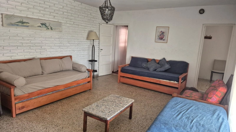 5 Ambientes con Cochera Descubierta para 2 Autos - Excelente Estado - A 3 cuadras de la playa - Casa/Chalet en San Bernardo