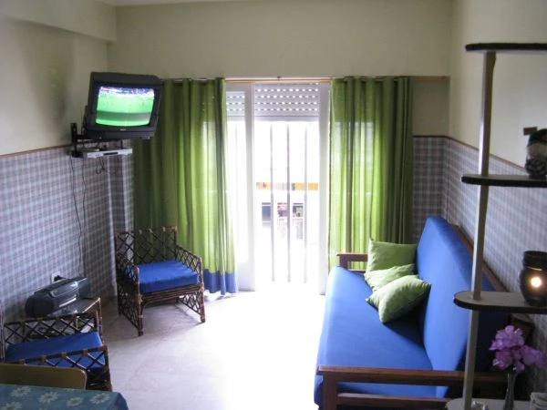 2 Ambientes - 1er Piso a la Calle - Pleno Centro - A 2 cuadras de la playa - Departamento en Santa Teresita