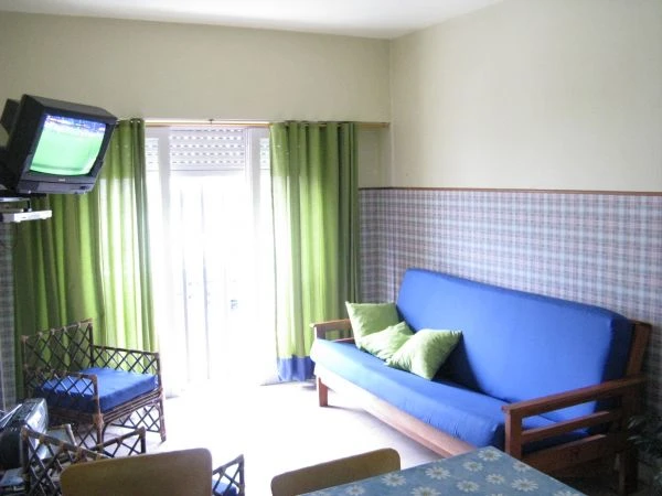 2 Ambientes - 1er Piso a la Calle - Pleno Centro - A 2 cuadras de la playa - Departamento en Santa Teresita