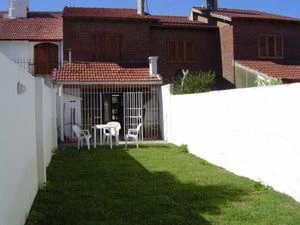 4 Ambientes - Perfecto Estado - Entrada de Auto - A ½ cuadra del mar - Dúplex/Tríplex en La Lucila del Mar
