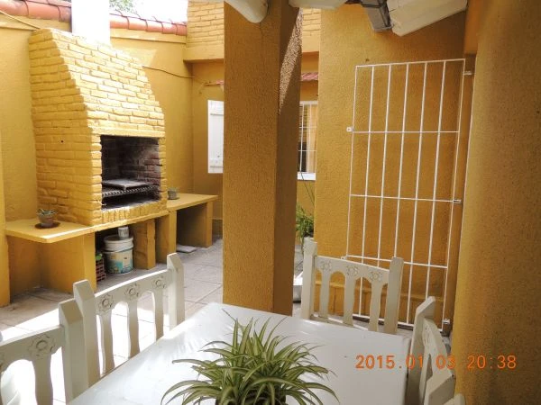 4 Ambientes con Quincho - Cochera - Zona Residencial - A 1 cuadra de la plaza - a 8 cuadras del mar - Casa/Chalet en San Bernardo