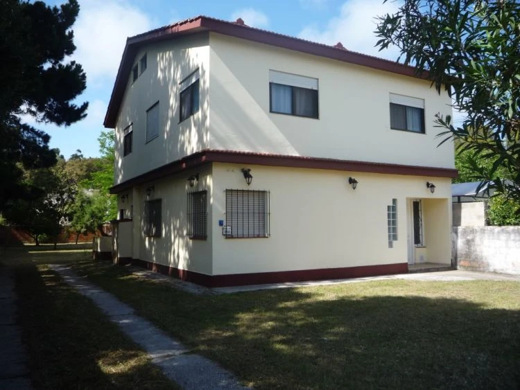 Complejo: Tipo Casa Bajo un Techo de Chalet - a 3 cuadras de la playa - Departamento en Mar del Tuyú