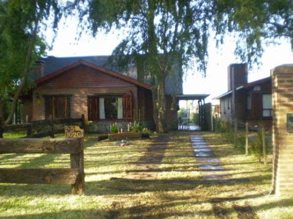 3 Ambientes en 2 Plantas - Entrada para Auto - Totalmente Equipada - Detalles de Buen Gusto - Un lugar tranquilo y apacible dentro del bosque - a 10 cuadras del mar - Cabaña en Costa del Este