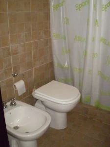 3 Ambientes en 2 Plantas - Entrada para Auto - Totalmente Equipada - Detalles de Buen Gusto - Un lugar tranquilo y apacible dentro del bosque - a 10 cuadras del mar - Cabaña en Costa del Este