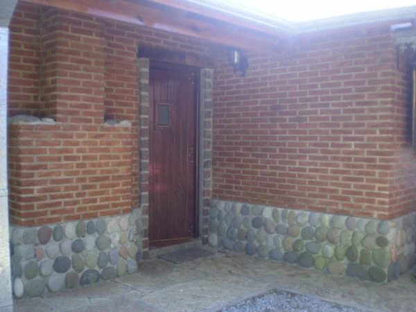 3 Ambientes en 2 Plantas - Entrada para Auto - Totalmente Equipada - Detalles de Buen Gusto - Un lugar tranquilo y apacible dentro del bosque - a 10 cuadras del mar - Cabaña en Costa del Este