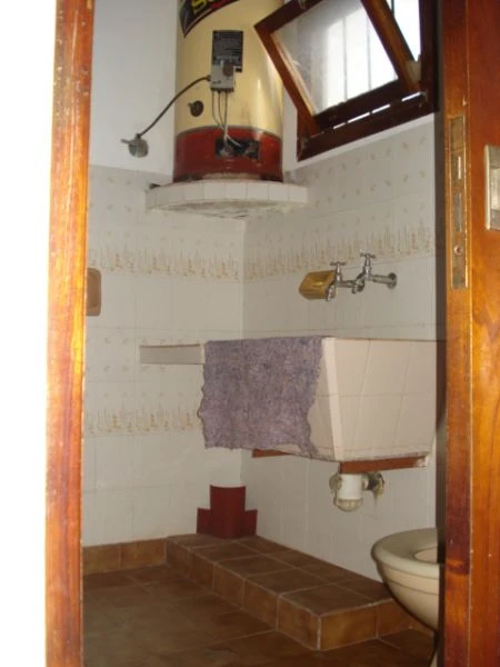 5 Ambientes en Excelente Estado - Cochera Cerrada y Descubierta - A 4 cuadras del mar - Casa/Chalet en Costa Azul