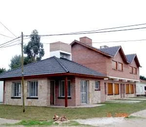 4 Hermosos Ambientes - Entrada de Auto - Hecho por la Arquitecta Elsa Gonzalez - A 2 cuadras del mar - a 1 cuadra de Av. Sarmiento - Dúplex/Tríplex en Aguas Verdes