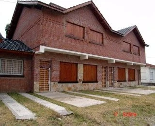 4 Hermosos Ambientes - Entrada de Auto - Hecho por la Arquitecta Elsa Gonzalez - A 2 cuadras del mar - a 1 cuadra de Av. Sarmiento - Dúplex/Tríplex en Aguas Verdes