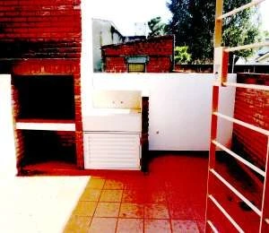 4 Hermosos Ambientes - Entrada de Auto - Hecho por la Arquitecta Elsa Gonzalez - A 2 cuadras del mar - a 1 cuadra de Av. Sarmiento - Dúplex/Tríplex en Aguas Verdes
