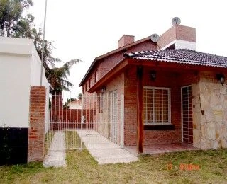4 Hermosos Ambientes - Entrada de Auto - Hecho por la Arquitecta Elsa Gonzalez - A 2 cuadras del mar - a 1 cuadra de Av. Sarmiento - Dúplex/Tríplex en Aguas Verdes