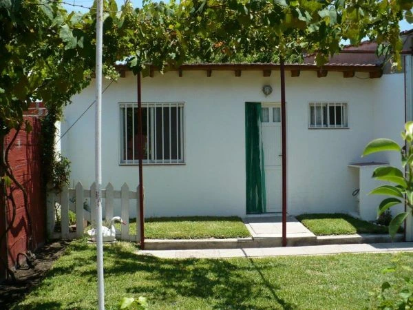 2 Ambientes con Estacionamiento - Luminoso Tranquilo y Seguro - Zona Comercial - A 8 cuadras de playa - frente a una plaza arbolada - Departamento en Mar de Ajó