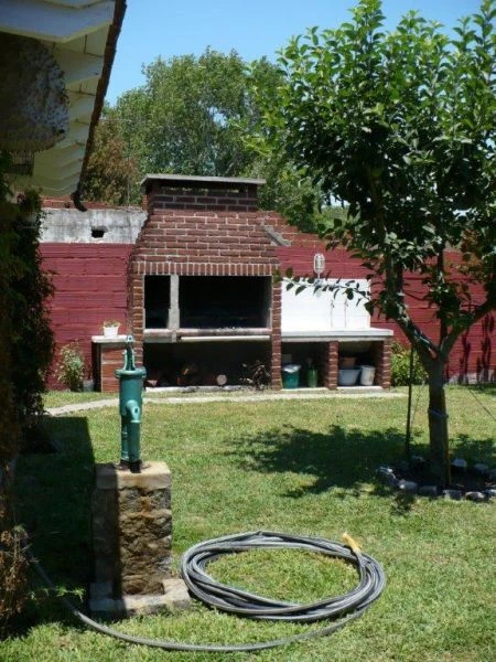 2 Ambientes con Estacionamiento - Luminoso Tranquilo y Seguro - Zona Comercial - A 8 cuadras de playa - frente a una plaza arbolada - Departamento en Mar de Ajó