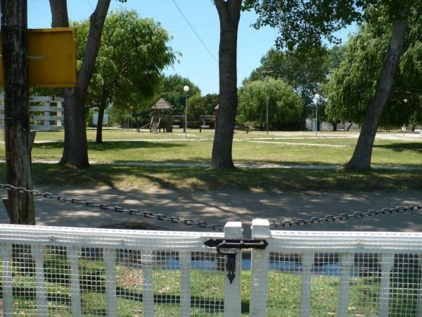 2 Ambientes con Estacionamiento - Luminoso Tranquilo y Seguro - Zona Comercial - A 8 cuadras de playa - frente a una plaza arbolada - Departamento en Mar de Ajó