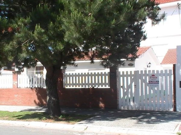 3 Ambientes Muy Comodos - Entrada de auto - Calle Asfaltada - A 2 cuadras del mar - a 4 cuadras del muelle de pesca - a 4 cuadras del centro comercial - Casa/Chalet en La Lucila del Mar