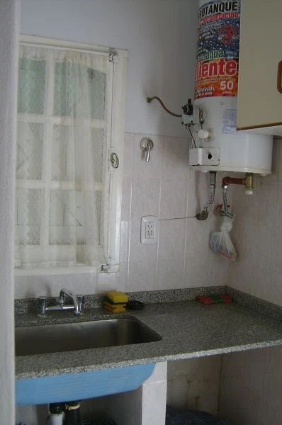 3 Ambientes Muy Comodos - Entrada de auto - Calle Asfaltada - A 2 cuadras del mar - a 4 cuadras del muelle de pesca - a 4 cuadras del centro comercial - Casa/Chalet en La Lucila del Mar