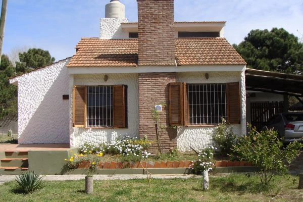 3 Ambientes - Entrada de Auto - Quincho - Una de las mas Bellas Vistas - A 3 cuadras del mar - a 1 cuadra de la calle principal - a 1 cuadra del bosque - Casa/Chalet en Aguas Verdes