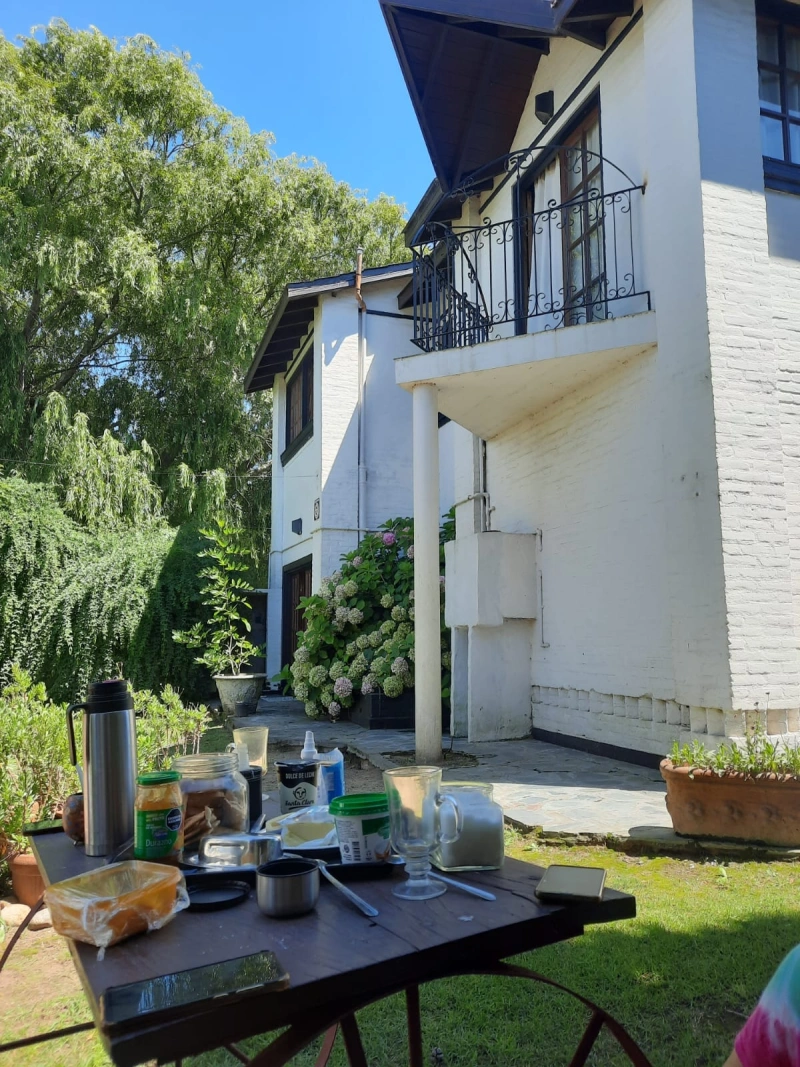 Excelente chalet preparado para 3 familias. 12 personas con alarma monitoreada. - Muy buena ubicación - sistema de alarma monitoreada. - Casa/Chalet en Costa Azul