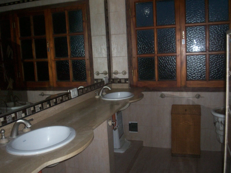 Excelente chalet preparado para 3 familias. 12 personas con alarma monitoreada. - Muy buena ubicación - sistema de alarma monitoreada. - Casa/Chalet en Costa Azul