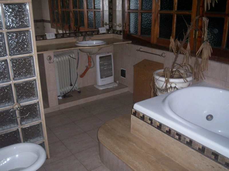 Excelente chalet preparado para 3 familias. 12 personas con alarma monitoreada. - Muy buena ubicación - sistema de alarma monitoreada. - Casa/Chalet en Costa Azul