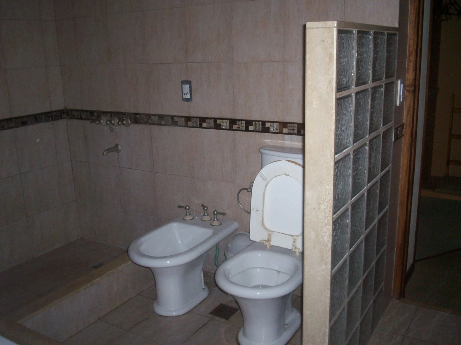Excelente chalet preparado para 3 familias. 12 personas con alarma monitoreada. - Muy buena ubicación - sistema de alarma monitoreada. - Casa/Chalet en Costa Azul