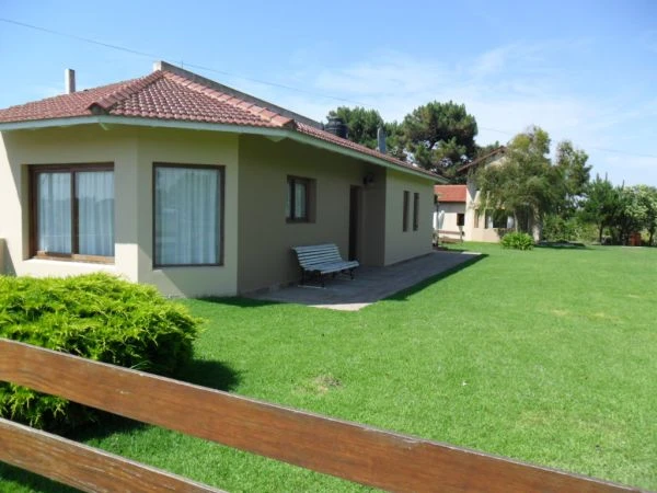 3 Ambientes Amplios - A ½ cuadras de la plaza - a ½ cuadras del centro asistencial - a menos de 3 cuadras del mar - Casa/Chalet en Mar de Cobo