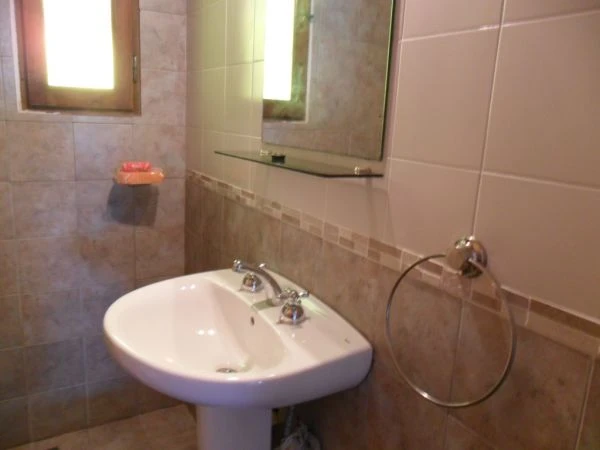 3 Ambientes Amplios - A ½ cuadras de la plaza - a ½ cuadras del centro asistencial - a menos de 3 cuadras del mar - Casa/Chalet en Mar de Cobo