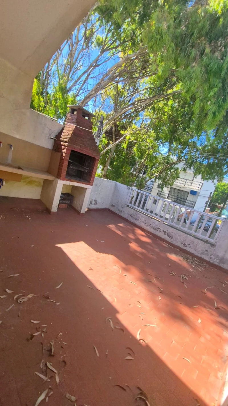 2 Amplios Ambientes - 1er Piso por Escalera Propia - A 1 cuadra del Mar - A 1 Cuadra del Centro Comercial - Excelente Ubicación - Departamento en La Lucila del Mar