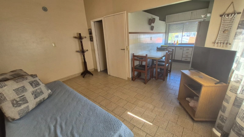 2 Amplios Ambientes - 1er Piso por Escalera Propia - A 1 cuadra del Mar - A 1 Cuadra del Centro Comercial - Excelente Ubicación - Departamento en La Lucila del Mar