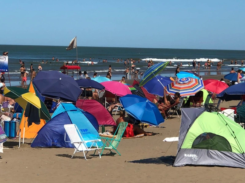 6 Ambientes - Frente al Mar - Detalles de Categoría - Cochera Cubierta - Frente al mar - a 4 cuadras del barrio San Rafael - a 1 cuadra del muelle - Casa/Chalet en Mar de Ajó