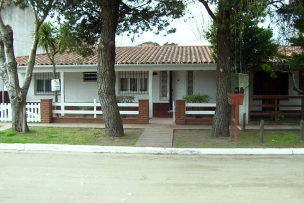 4 Ambientes Confortables - Entrada de Auto - A 3 cuadras del mar - a 2 cuadras del centro - 1½ de la terminal de omnibus - Casa/Chalet en La Lucila del Mar
