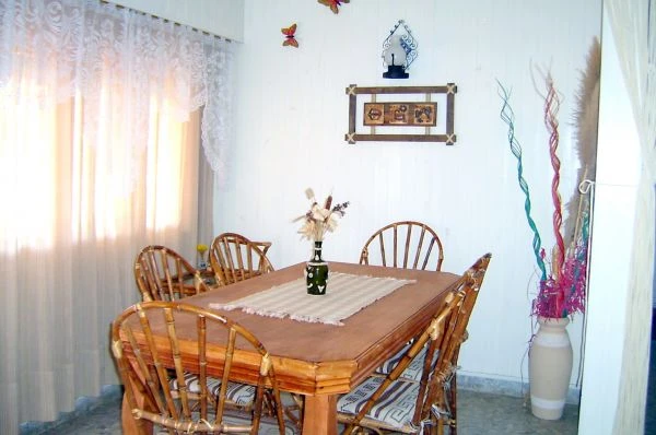 4 Ambientes Confortables - Entrada de Auto - A 3 cuadras del mar - a 2 cuadras del centro - 1½ de la terminal de omnibus - Casa/Chalet en La Lucila del Mar